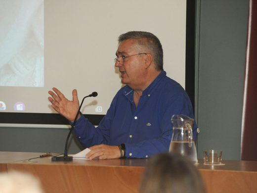 (Fotos y vídeo) El interés por la masonería en Menorca llena el salón de actos del Ateneu