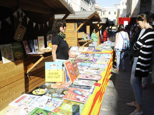 (Fotos) Arranca en Maó la Feria del Libro en Catalán