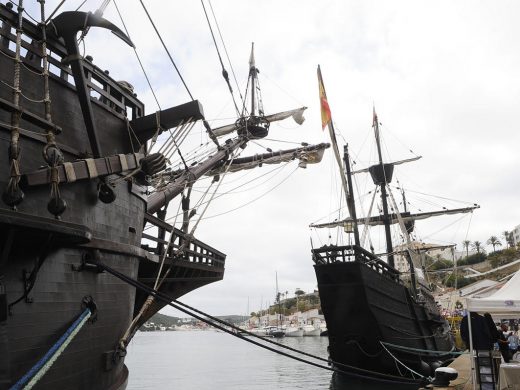 (Fotos) El Galeón Andalucía pasea su historia por el puerto de Maó