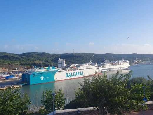El buque de Baleària esta mañana en el puerto de Maó