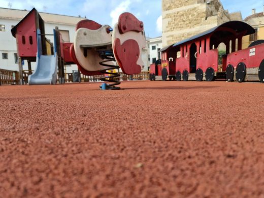 (Fotos) Maó renueva los parques infantiles