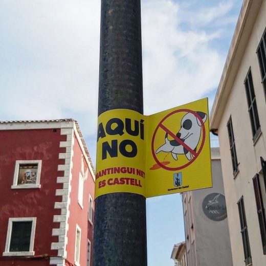 Carteles de la campaña iniciada por el Ayuntamiento de Es Castell