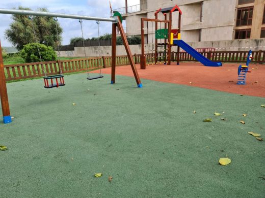 (Fotos) Maó renueva los parques infantiles