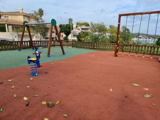 (Fotos) Maó renueva los parques infantiles