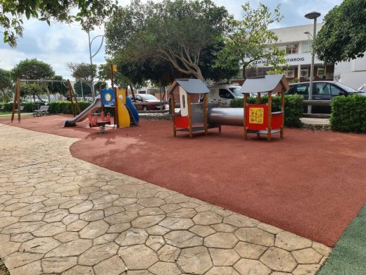 (Fotos) Maó renueva los parques infantiles