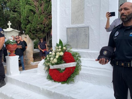 (Fotos) Flores y ofrendas en los cementerios de Menorca