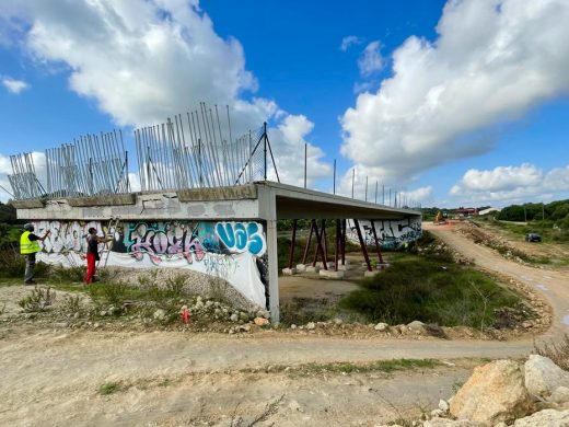 (Fotos) Una treintena de personas piden el derribo del puente de Rafal Rubí