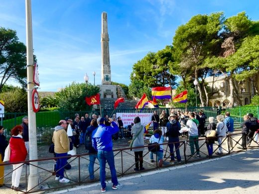 (Fotos) Medio centenar de personas exigen la retirada de los símbolos franquistas en la Isla