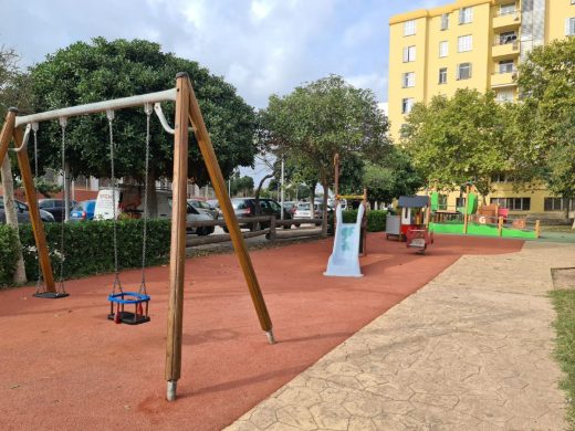 (Fotos) Maó renueva los parques infantiles