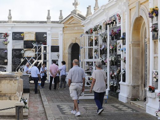 (Fotos) Flores y ofrendas en los cementerios de Menorca
