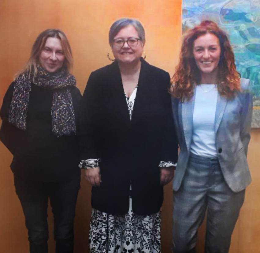 La consellera Cristina Gómez con Malena Riudavets, presidenta de la UCTAIB y vicepresidenta de COCETA, y Catibel de la Fuente, jefa del departamento de Orientación de la UCTAIB