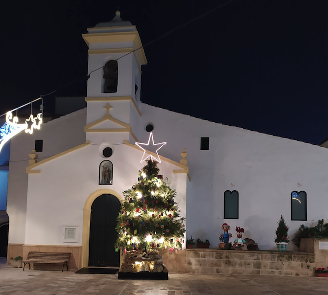 Plaza de la Iglesia, engalanada en las Navidades de 2021. FOTO.- Ajuntament de Es Migjorn