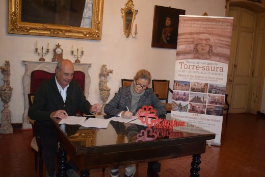 Gabriel Pons y Blanca de Olivar, suscribiendo el acuerdo. FOTO.- Caritas de Menorca