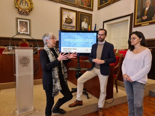 El alcalde. Héctor Pons. con las concejalas María José Camps y Conxa Juanola