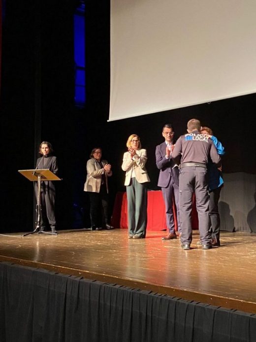 Entrega de diplomas a los agentes en la Sala Multifuncional de Es Mercadal