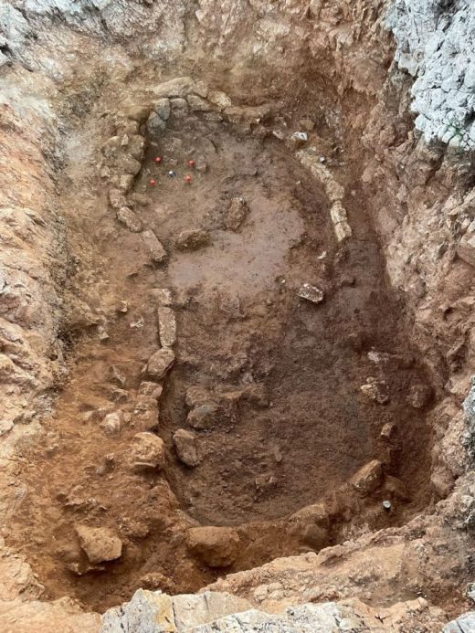 Detalle del interior de la segunda cisterna. Se empieza a ver el forro de piedras que sostiene la capa de arcilla que recubre las paredes para impermeabilizar (Imagen de Menorca Talayótica)