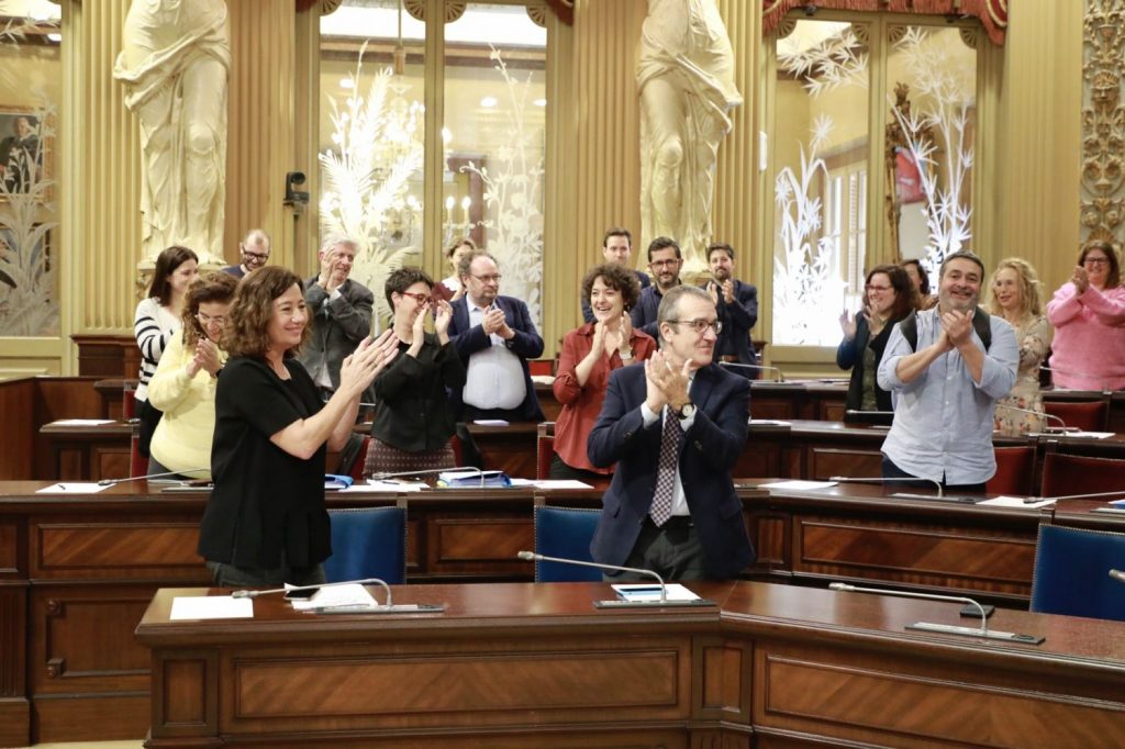 Aplausos tras la aprobación de los presupuestos para 2023.