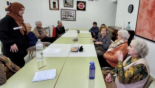 Sesión del curso de estimulación cognitiva. FOTO.- Ayto. Alaior