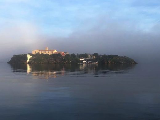 (La foto) La niebla se deshace en el puerto de Maó