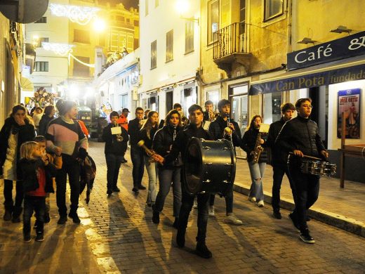 (Fotos) La luz navideña llega a Maó