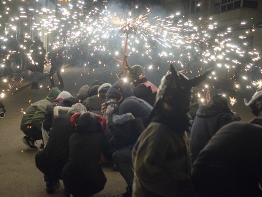 (Fotos) Los ‘dimonis’ alumbraron Ferreries para celebrar Sant Antoni