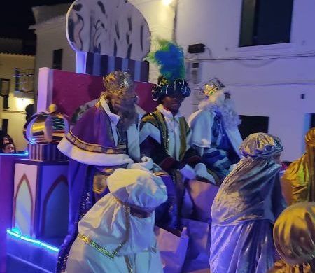 (Fotos) Los Reyes Magos recorren Menorca repartiendo ilusión y alegría