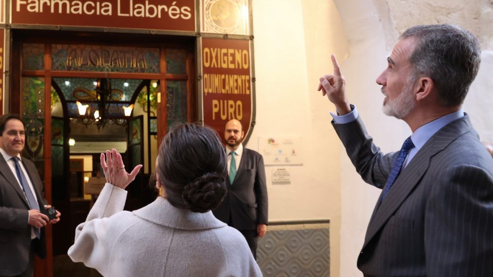 Los reyes, ante la farmacia Llabrés de Ciutadella.