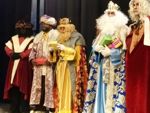 (Fotos) Los Reyes Magos reparten regalos esta mañana en Sant Lluís