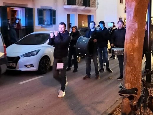 (Fotos) Los Reyes Magos reparten regalos esta mañana en Sant Lluís