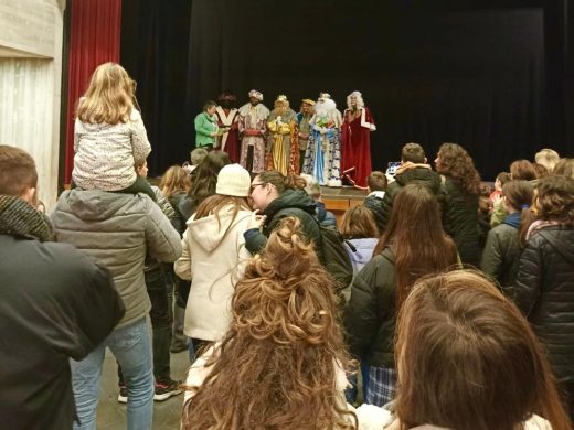 (Fotos) Los Reyes Magos reparten regalos esta mañana en Sant Lluís