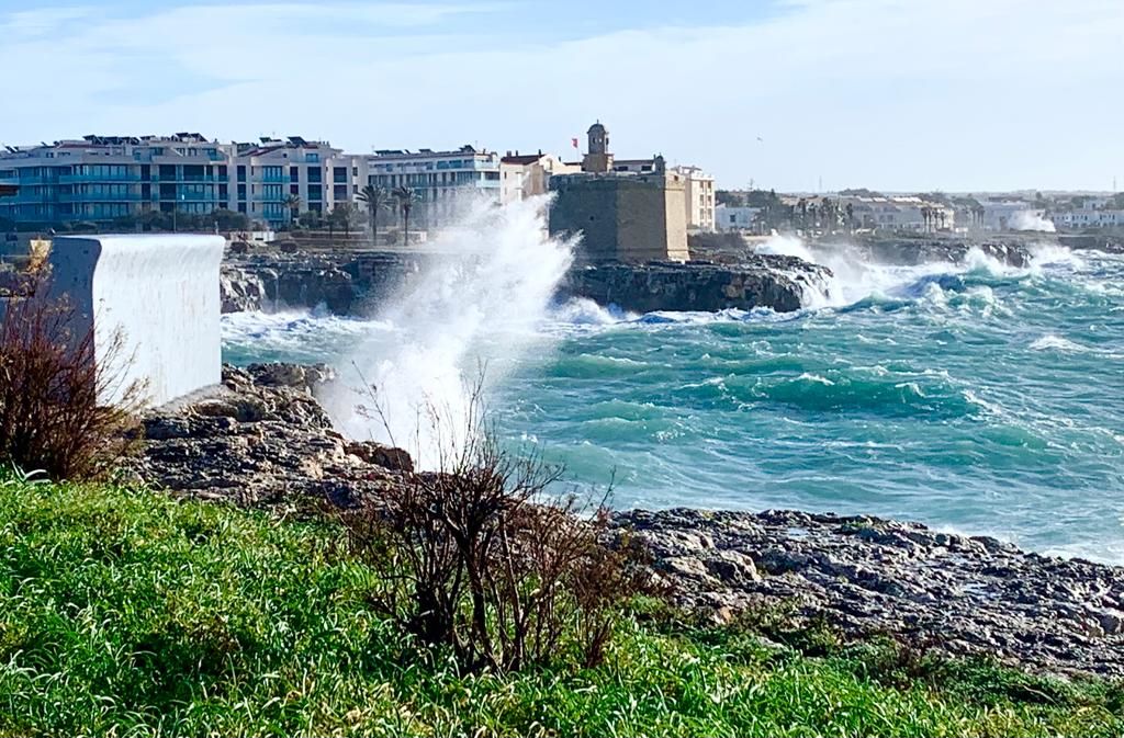 Intenso oleaje en la bocana del puerto de Ciutadella (Foto: Tolo Mercadal)