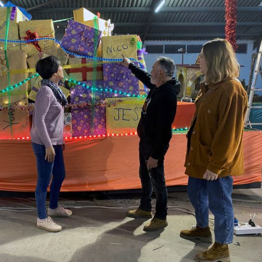 La alcaldesa, Joana Gomila y la concejal de fiestas, Gràcia Mercadal, visitaron la nave donde se preparan las carrozas