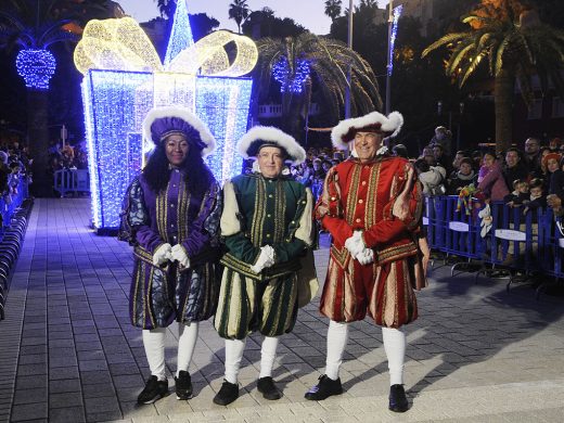 (Fotos) Los Reyes Magos recorren Menorca repartiendo ilusión y alegría