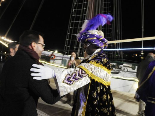 (Fotos) Los Reyes Magos recorren Menorca repartiendo ilusión y alegría