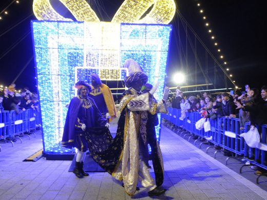 (Fotos) Los Reyes Magos recorren Menorca repartiendo ilusión y alegría