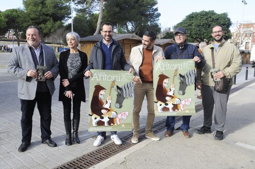 El alcalde de Maó, Héctor Pons, junto a otras autoridades y representantes de entidades, esta mañana en la plaza Esplanada (Foto: Tolo Mercadal)