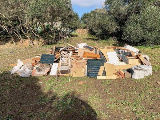 (Fotos) Es Castell limpia una zona de vertidos incontrolados de residuos en Son Vilar