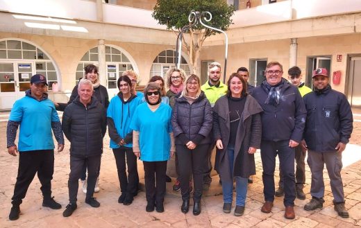 La alcaldesa con las personas contratadas en Es Castell