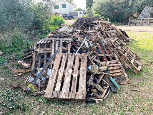 (Fotos) Es Castell limpia una zona de vertidos incontrolados de residuos en Son Vilar