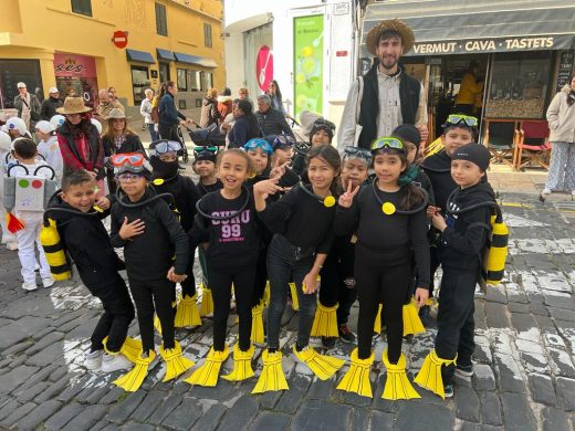 (Fotos) Colores y sonrisas en el ‘Dijous Jarder’ en Maó