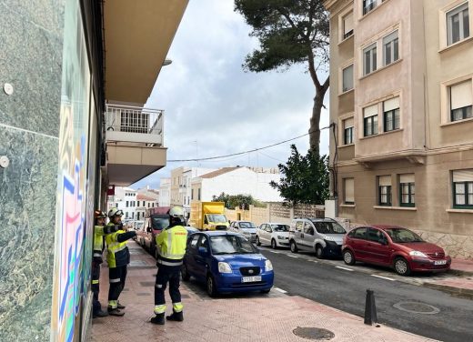 Los bomberos actúan en la calle Duque de Crillón de Maó (Foto: Tolo Mercadal)