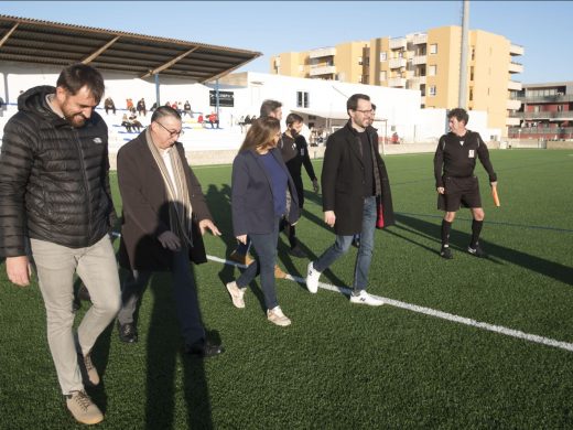 (Fotos) La Unión Deportiva Mahón estrena césped artificial