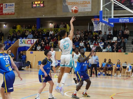 (Fotos) El Hestia Menorca sabe sufrir y doblega al Salou en un final a cara o cruz