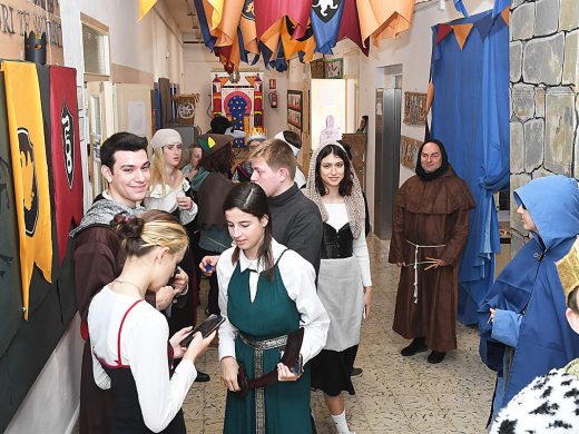 (Fotos) La Escuela de Arte de Menorca vuelve a la época medieval en Carnaval