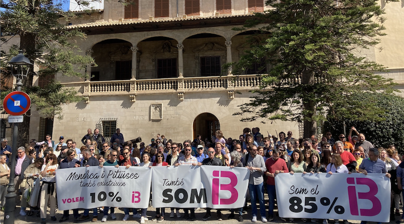 Concentración ante el Consolat de Mar. FOTO.- APAIB