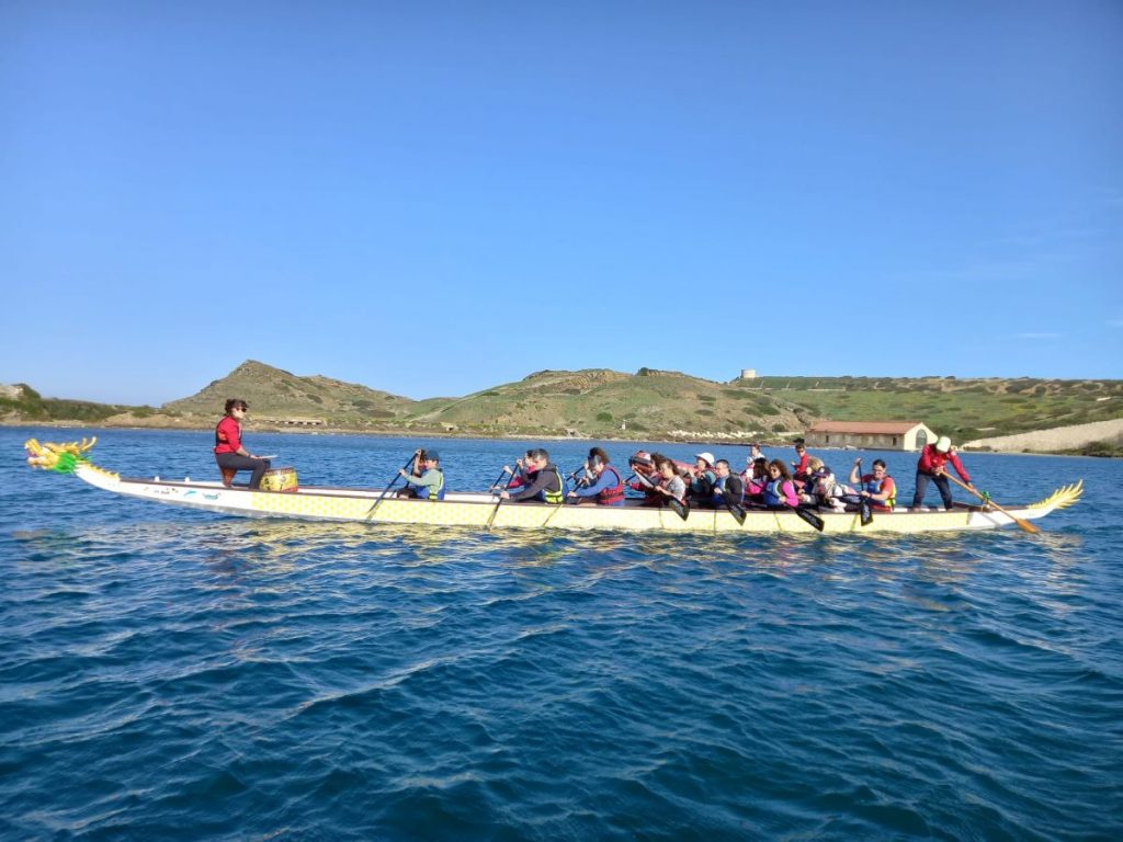 Dragon Boat es una embarcación de remo para 22 personas que tiene una tradición milenaria en China