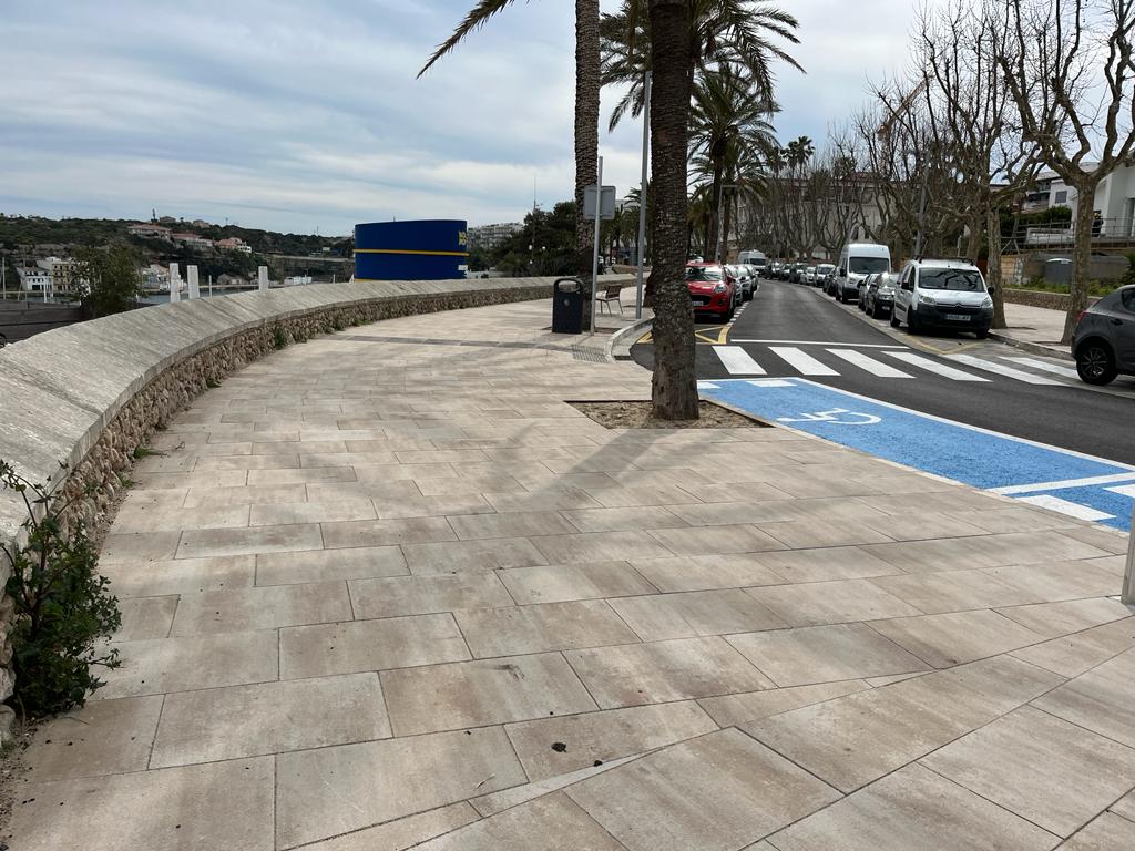 Paseo Marítimo, con la chimenea del CMM al fondo. FOTO.- Ayuntamiento de Maó