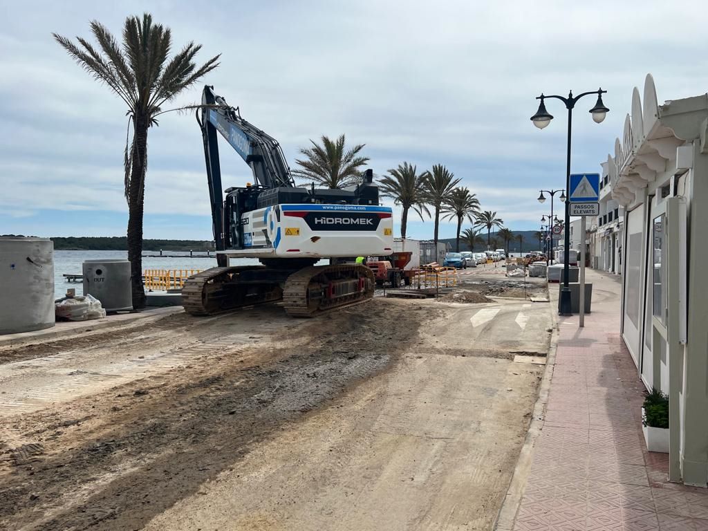 Se ha tenido que volver una calle para reparar la avería (Foto: Tolo Mercadal)