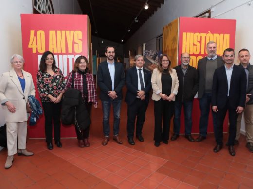 La muestra ’40 anys d’autonomia. Història, progrés i futur’, en el Claustre del Carme de Maó