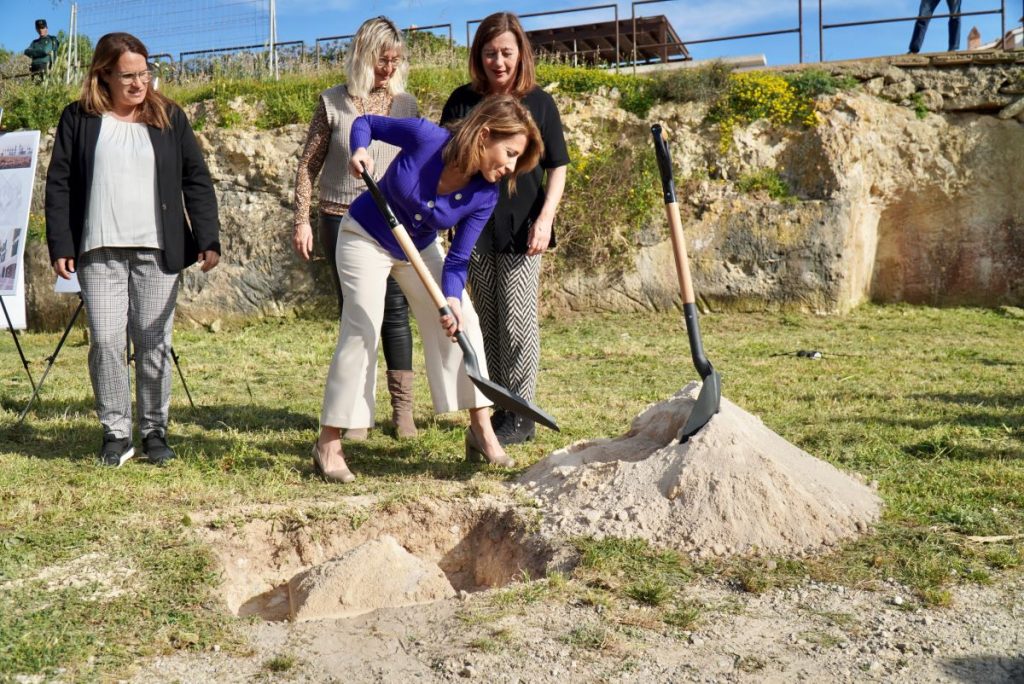 La ministra de Transportes con las presidentas del Govern y el Consell y con la alcaldesa de Es Castell